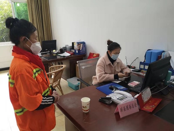 邓元翠捐款现场.jpg