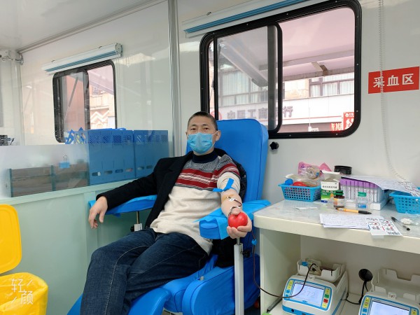1582333682450499.jpg 志愿者唐定财通过预约献血平台在莱茵献血屋捐献热血.jpg