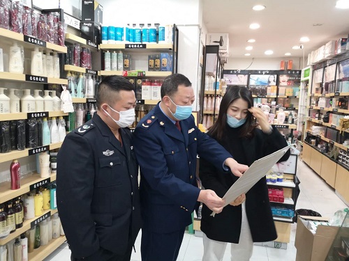 1583981894663235.jpg 执法人员开展化妆品检查.jpg