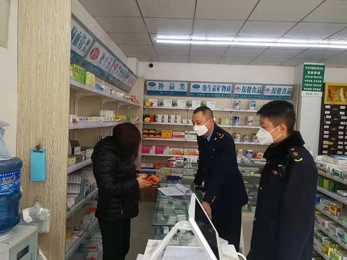 1583981904386227.jpg 执法人员在药店检查医疗器械.jpg