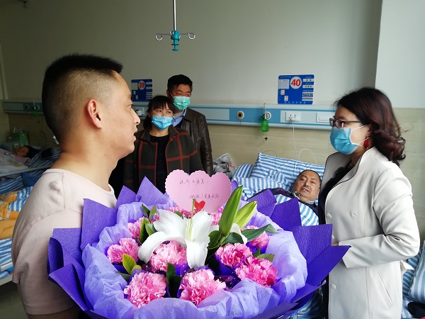 曹秋艳丈夫唐永虎接过鲜花.jpg