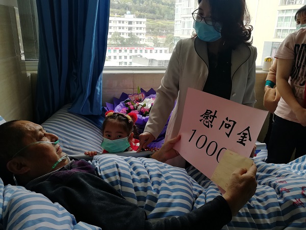王润芬送上慰问金.jpg