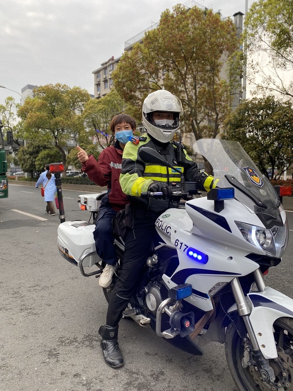魏燕坪在武汉交警的摩托车上.jpg