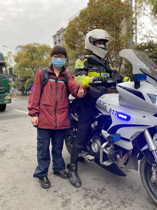 曹秋艳与武汉交警.jpg