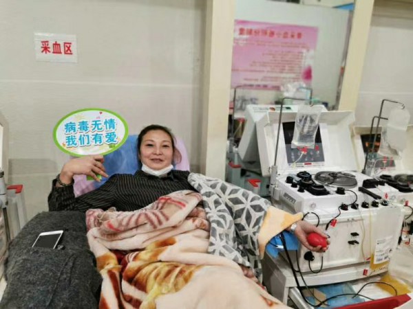 夏玉梅正在捐献血小板.jpg
