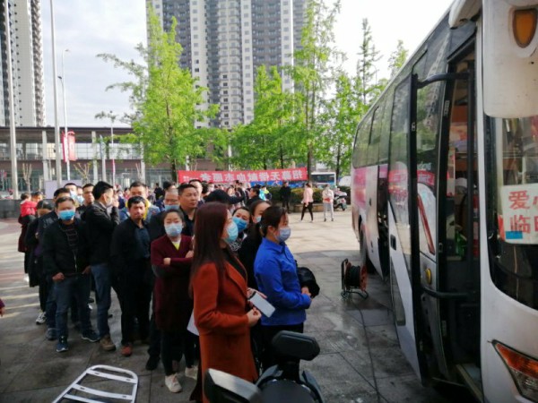 无偿献血志愿者在江安县定时定点献血现场有序献血.jpg
