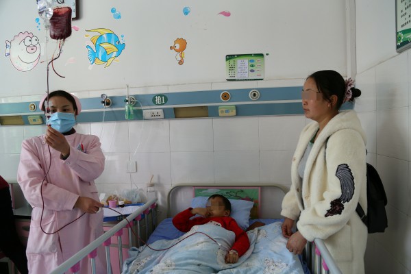 地贫患儿正在接受输血治疗.JPG