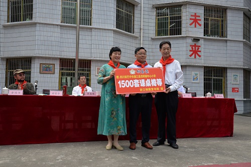 1589783657841404.jpg 桐荫堂书院向涪阳小学捐赠课桌椅等物资.JPG