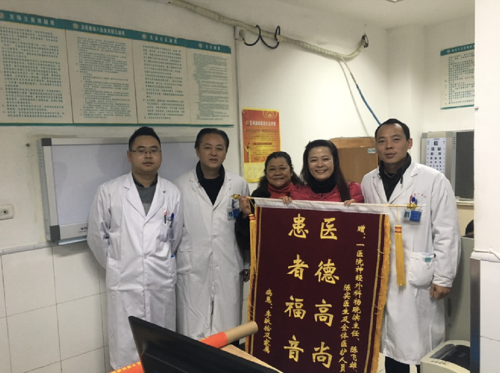30多年的行医生涯，让杨晓滨和同事们获赞无数。（受访者供图）.png