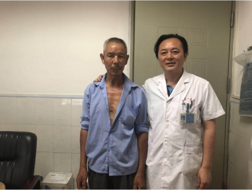 多年后，当初的患者前来看望杨晓滨，只为道一声感谢。（受访者供图）.png