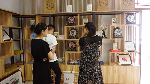 顾客在实体店选购蜀绣产品.JPG