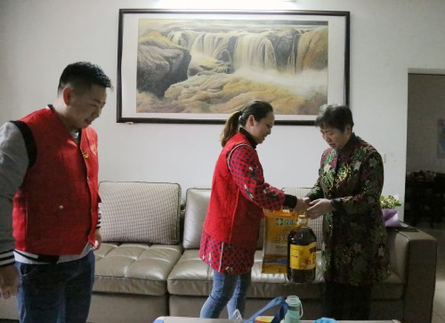 血站党员、干部群众为留守老人送慰问物品.jpg