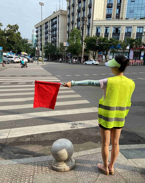 在“创文”活动中，血站职工在南广路红绿灯路口做文明劝导.jpg