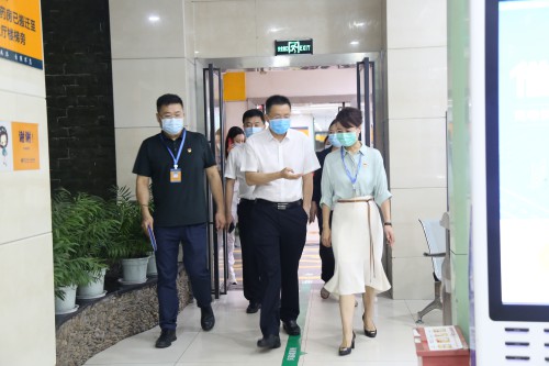 解德琼书记向赵平巡视员汇报医院工作情况.jpg