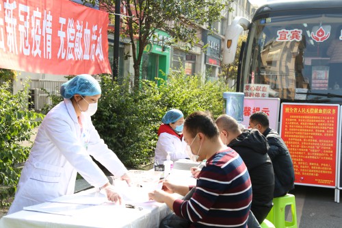 疫情期间，前来献血的志愿者.JPG
