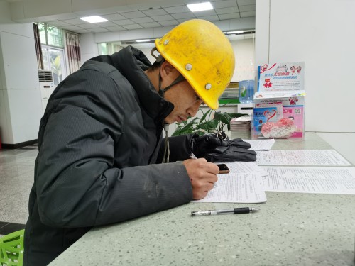 李建正在填写献血征询表.jpg