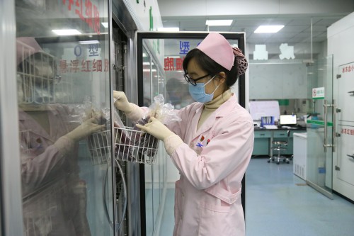 供血科工作人员正在准备发往临床的血液.JPG