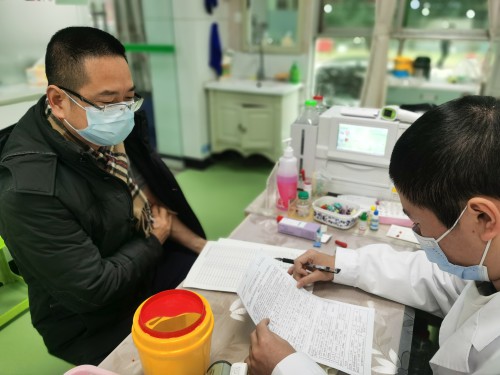 王云龙正在进行献血前筛查.jpg
