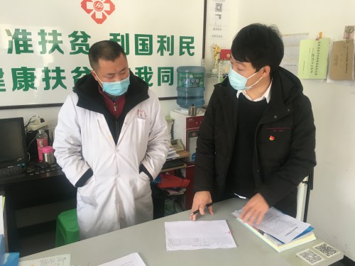 张琦和村医生商量监测人员名单 筠连县委宣传部供图.jpg