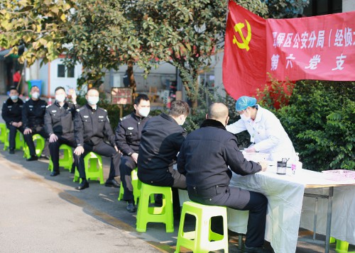 疫情期间，相继有200余名公安民警踊跃献血.jpg