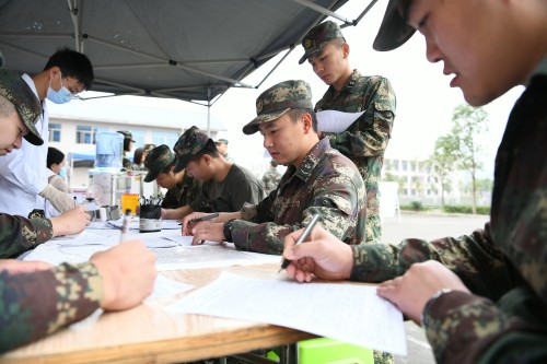 驻宜部队227名官兵踊跃献血6.94万毫升.JPG