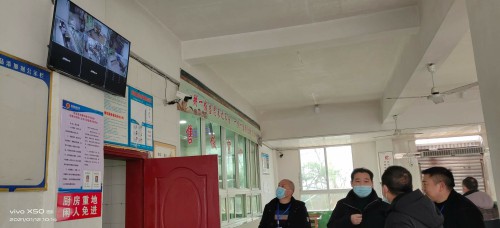 督查组查看学校食堂监控 筠连县委宣传部供图.jpg