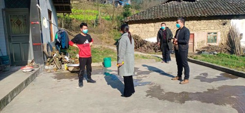 疫情防控入户宣传 筠连县委宣传部供图.jpg