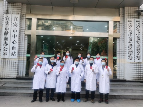 血站职工在接种新冠疫苗前踊跃献血.jpg