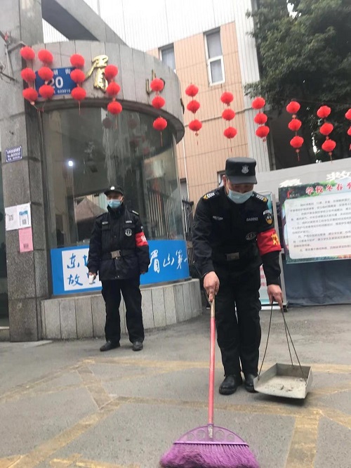 刚就业的罗志平正在眉山一中门卫室上班（上图）.jpg