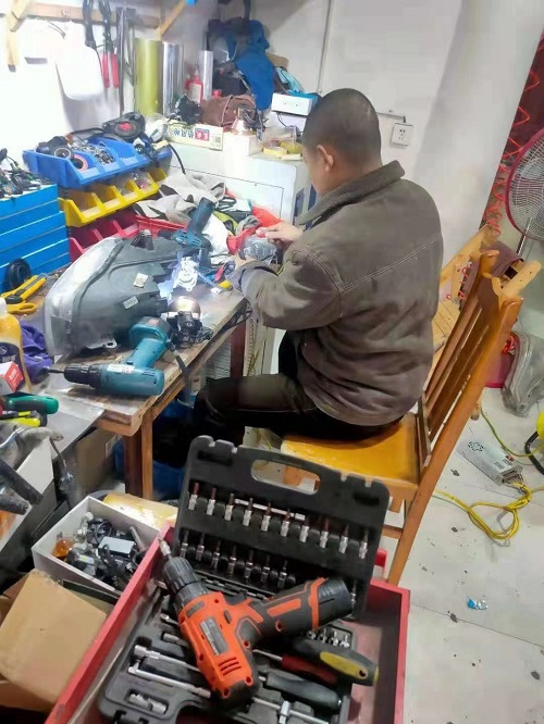 徐灵在残联帮助下开起家电维修铺（上图）.jpg