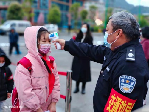 测量体温 筠连县委宣传部供图.jpg