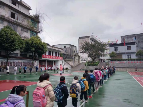 学生入学 筠连县为宣传部供图.jpg