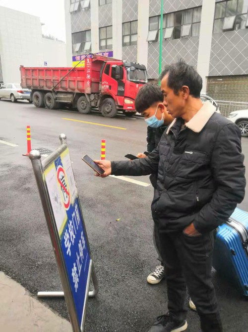 天府健康通绿码入校 筠连县委宣传部供图.jpg