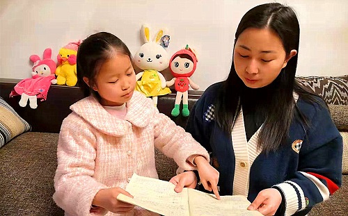 通江县永安小学四年级学生张凌菲为家长讲党史故事.jpg
