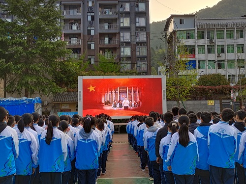 通江县涪阳中学师生观看红色教育专题片.jpg