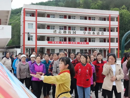 通江县胜利乡中心小学学生杨若琪为家长们讲解党史知识1.jpg