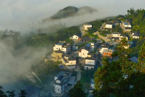 云雾中的新村-郑乐.jpg