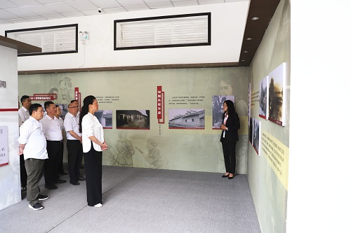 参观1.jpg