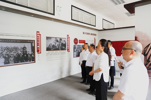参观2.jpg