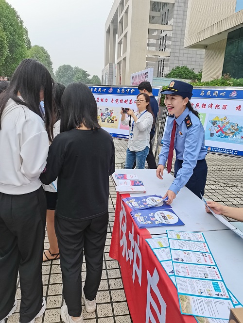 1621924286169877.jpg 进校园禁传销.jpg