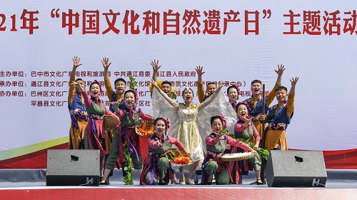 1623398187687339.jpg 表演唱《哈哈响》.jpg