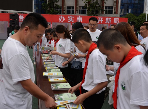 发放禁毒宣传知识手册.JPG