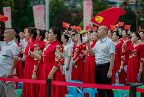 1624935231548857.jpg 现场演员观众齐唱--徐琪.jpg