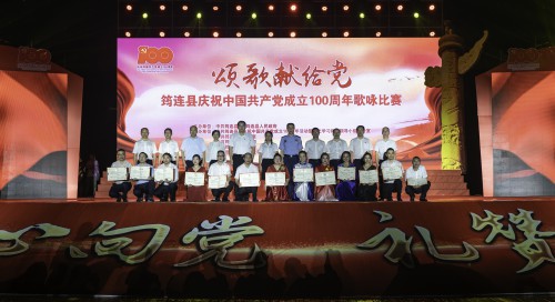 1624935258436263.jpg 获奖后集体合影-徐琪.jpg