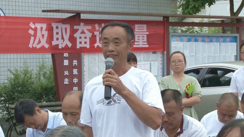 群众现场提问.png