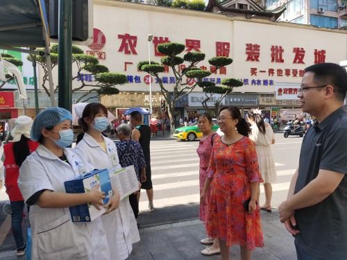 血站领导为坚守采血一线医护人员送去夏日慰问.jpg