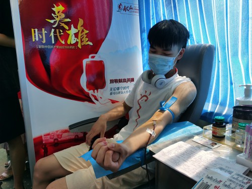 献血者不惧酷暑，献出自己的爱心.jpg