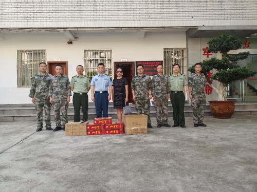 走访慰问现场.jpg