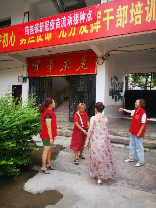 志愿者引导市民接种疫苗.jpg