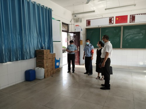 检查学校防疫物资储备情况.jpg